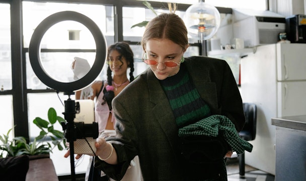 Influencer in front of a camera and flash light