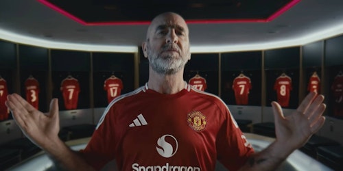 Eric Cantona in the new Manchester United shirt with Snapdragon logo on front