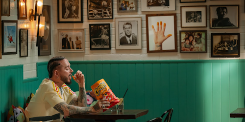 j balvin eating cheetos